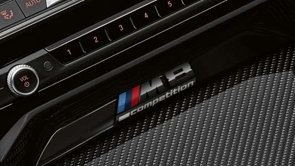 M8 Competitioni embleem. BMW M8 Competition Cabrio, keskkonsool M8 Competitioni embleemiga.