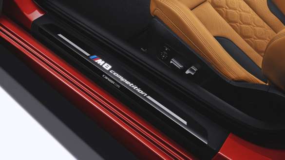 M8 Competitioni embleemiga lävendikate. M8 Competitioni embleemiga BMW M8 Competition Cabrio lävendikate.