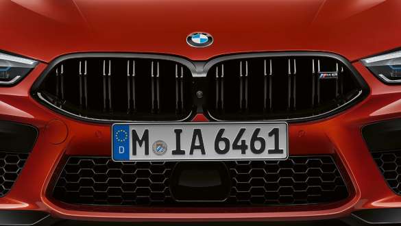 M-spetsiifiline neerukujuline iluvõre. BMW M8 Competition Cabrio M-spetsiifiline neerukujuline iluvõre.