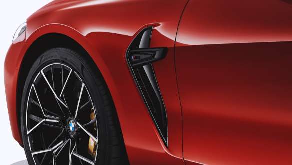 M-spetsiifilised musta värvi külgmised õhuvõtuavad. BMW M8 Competition Cabrio musta värvi M-spetsiifiliste külgmiste õhuvõtuavadega.