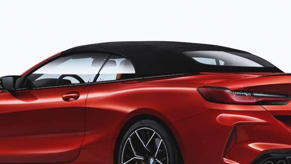 Must pehme katus. Musta värvi pehme katusega BMW M8 Competition Cabrio.