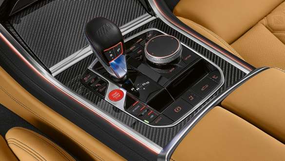 Kaheksakäiguline M Steptronic käigukast. BMW M8 Competition Cabrio kaheksakäigulise M Steptronic käigukastiga.