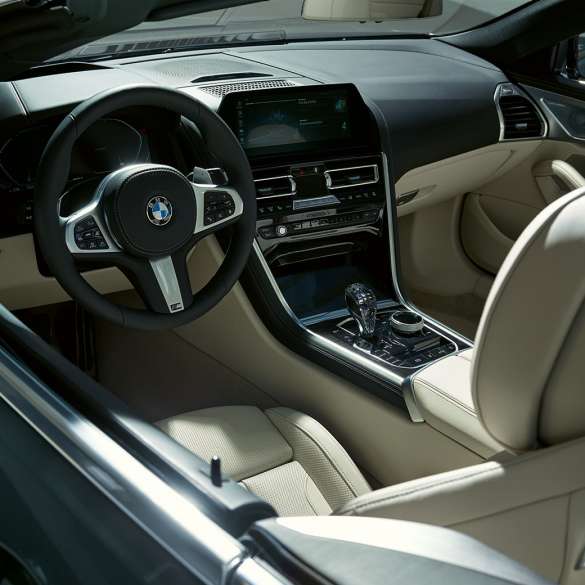 BMW M850i xDrive Cabrio, juhikoht. BMW M850i xDrive Cabrio toonis Dravit Grey metallik, avatud pehme katusega, juhikoht koos nahkkattega M-rooliga.