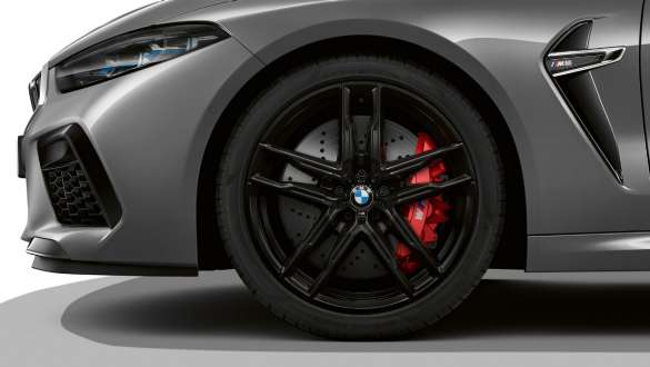 BMW M8 Coupé F92 LCI Facelift 2022, 20-tollised M-kergmetallveljed Double-spoke style 810 M BMW M8 Coupé F92 LCI Facelift 2022 Skyscraper Grey metallik 20-tollised M-kergmetallveljed Double-spoke style 810 M