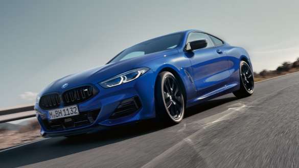 BMW M850i xDrive Coupé G15 LCI Facelift 2022 nelja ratast hõlmav aktiivrool BMW M850i xDrive Coupé G15 LCI Facelift 2022 M Portimao Blue metallik, nelja ratast hõlmav aktiivrool, kolm neljandikku eestvaade sõites