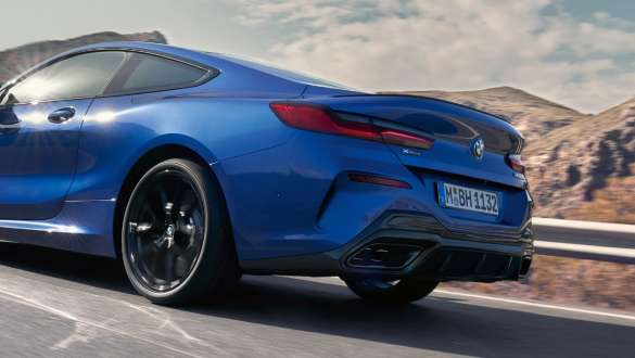 BMW xDrive BMW M850i xDrive Coupé G15 LCI Facelift 2022 BMW M850i xDrive Coupé G15 LCI Facelift 2022 M Portimao Blue metallik tagantvaade sõites