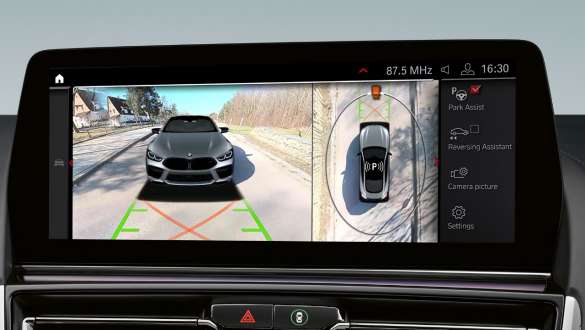 BMW 8. seeria Coupé M-mudelid F92 LCI Facelift 2022 parkimisassistent Plus BMW 8. seeria Coupé M-mudelid F92 LCI Facelift 2022 keskpaneeli ekraan, parkimisassistent Plus