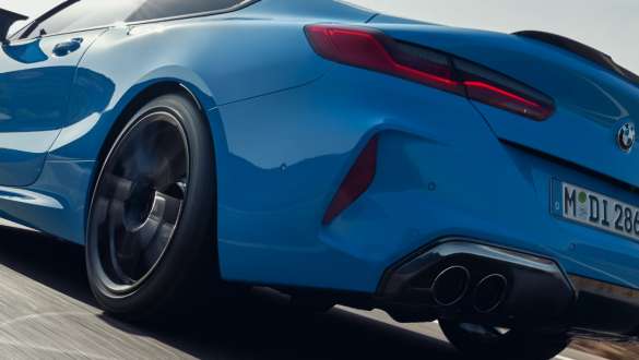 M xDrive BMW M8 Competition Coupé F92 LCI Facelift 2022 BMW M8 Competition Coupé F92 LCI Facelift 2022 Daytona Beach Blue uni sõites tagantvaade, madala nurga võte