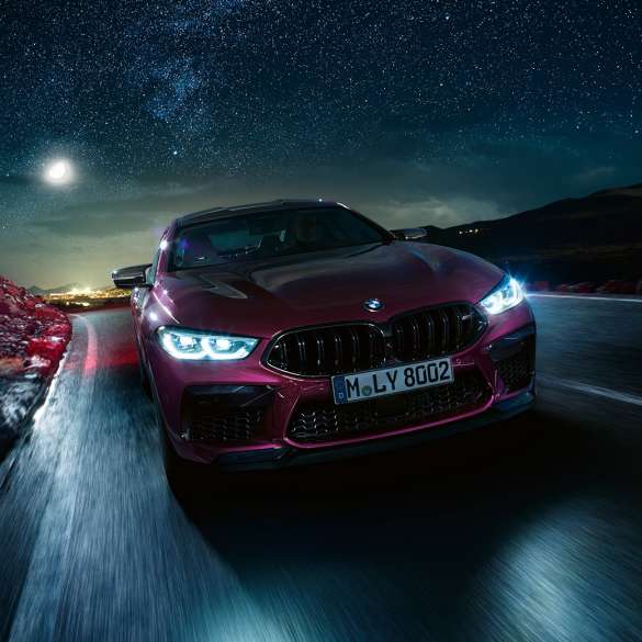 BMW M8 Competition Gran Coupé eestvaade sõites BMW M8 Competition Gran Coupé F93 2020 BMW Individual Ametrine metallik, eestvaade sõites