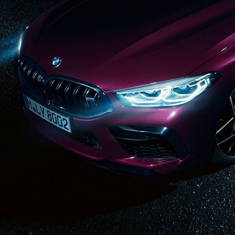 BMW M8 Competition Gran Coupé, eestvaade lähedalt BMW M8 Competition Gran Coupé koos BMW Laserlight F93 2020 BMW Individual Ametrine metallik, külgvaade lähedalt