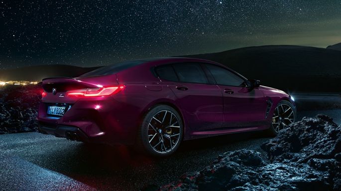 BMW M8 Competition Gran Coupé, kolm neljandikku külgvaade tagant BMW M8 Competition Gran Coupé F93 2020 BMW Individual Ametrine metallik kolm neljandikku külgvaade tagant