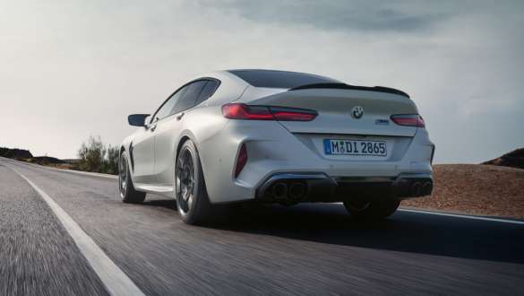 BMW M8 Competition Gran Coupé F93 LCI Facelift 2022 M xDrive BMW M8 Competition Gran Coupé F93 LCI Facelift 2022 BMW Individual Frozen Brilliant White metallik M xDrive, tagantvaade, madala nurga võte
