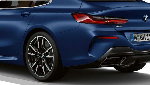 BMW M850i xDrive Gran Coupé G16 LCI Facelift 2022 M-sportdiferentsiaal BMW M850i xDrive Gran Coupé G16 LCI Facelift 2022 BMW Individual Frozen Tanzanite Blue metallik, M-sportdiferentsiaal, kolm neljandikku tagantvaade