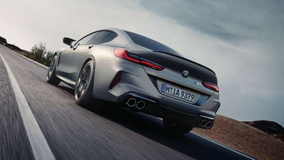 Adaptiivne M-vedrustus, BMW M8 Gran Coupé F93 LCI Facelift 2022 BMW M8 Gran Coupé F93 LCI Facelift 2022, BMW Individual Frozen Pure Grey metallik, M-spetsiifiline vedrustus, kolm neljandikku tagantvaade sõites, madala nurga alt võte