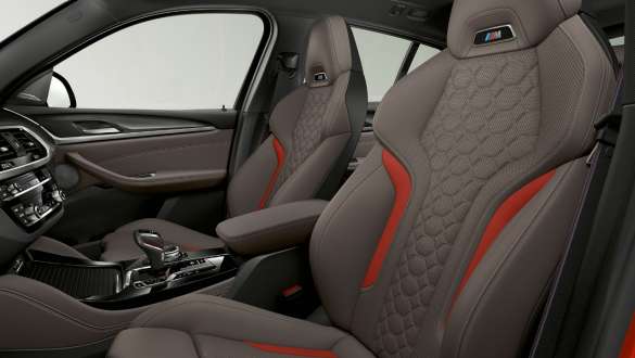 BMW X4 M Competition, M-sportistmed. BMW X4 M Competition, salong, 'Merino' nahast ja Adelaide Grey M-sportistmed.