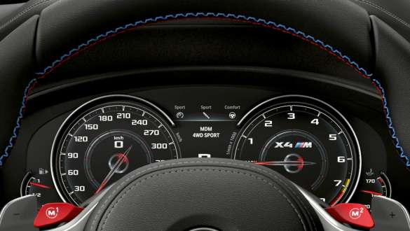 BMW X4 M Competition, spetsiaalne M-armatuurlaud. BMW X4 M Competition, salong, juhikoht, spetsiaalne M-armatuurlaud.