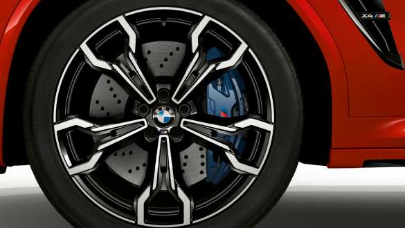 Komposiitmaterjalist M-pidur. Toronto Red metallikvärvi BMW X4 M Competition, välisilme, M-kergmetallveljed koos komposiitmaterjalist M-piduritega.