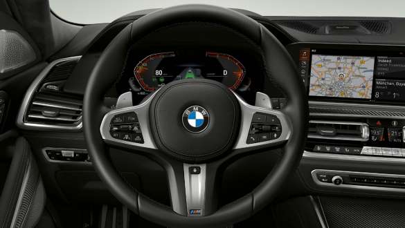 BMW X6 M50i salong, nahkkattega M-rool Lähivaade BMW X6 M50i G06 SUV salongist, nahkkattega M-rool