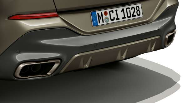 BMW X6 M50i tagaosa M Sport väljalaskesüsteemiga BMW X6 M50i tagantvaade, fookus M Sport väljalaskesüsteemil