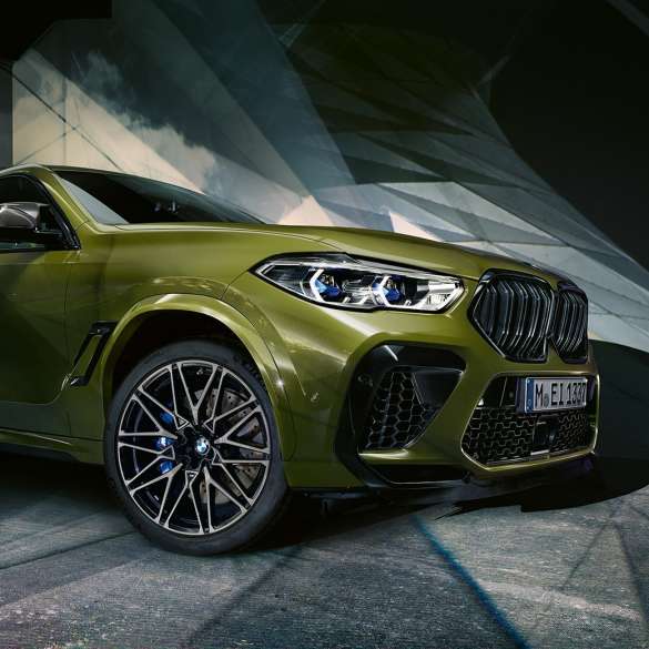 BMW X6 M Competitioni välisdisain Välisdisain mudelil BMW X6 M Competition F96 2020 toonis BMW Individual Special Paint Urban Green, SUV, 3/4 eestvaade