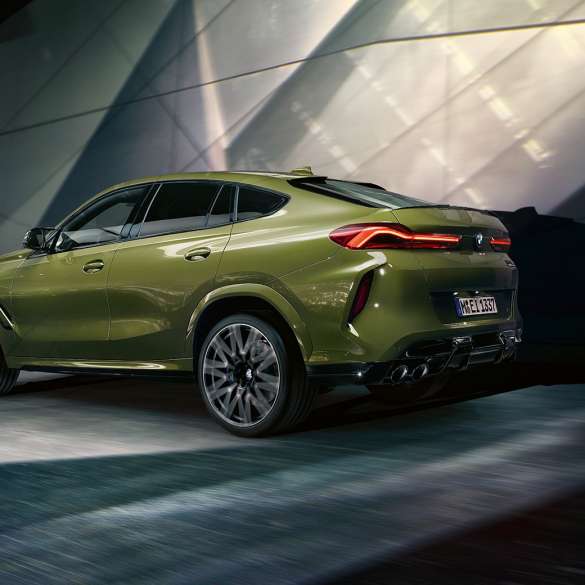 M xDrive’iga BMW X6 M Competition M xDrive’iga SUV BMW X6 M Competition F96 2020 toonis BMW Individual Special Paint Urban Green, kolm neljandikku tagantvaade