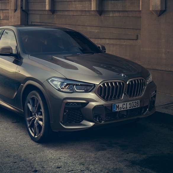 BMW X6 M50i M TwinPower Turbo kaheksasilindrilise bensiinimootoriga BMW X6 M50i koos M TwinPower Turbo kaheksasilindrilise bensiinimootoriga, G06, toonis Manhattan metallik, 3/4 külgvaade