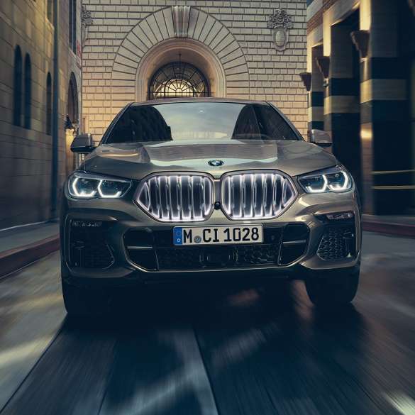 BMW X6 M50i M TwinPower Turbo bensiinimootoriga BMW X6 M50i M TwinPower Turbo bensiinimootoriga, G06, toonis Manhattan metallik, eestvaade