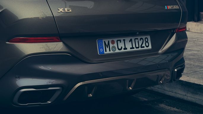 BMW X6 M50i tagantvaade Lähivaade BMW X6 M50i tagaosast