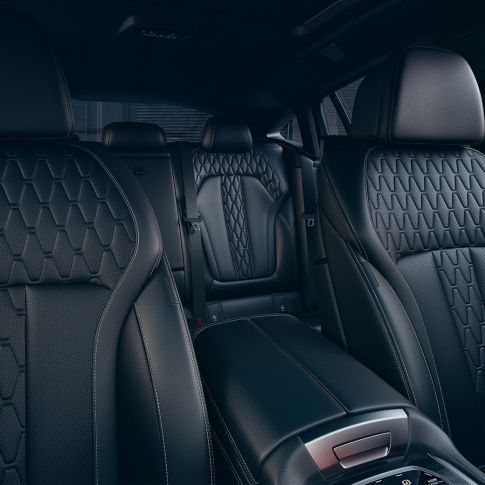 BMW X6 M50i sportistmed. Salong, fookusega BMW X6 M50i sportistmetele.