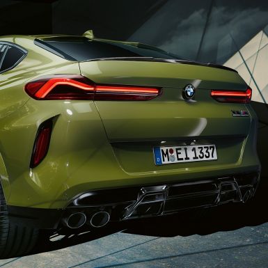 BMW X6 M Competition, 3/4 tagantvaade M Sport väljalaskesüsteemiga BMW X6 M Competition F96 toonis BMW Individual Special Paint Urban Green, kolm neljandikku tagantvaade