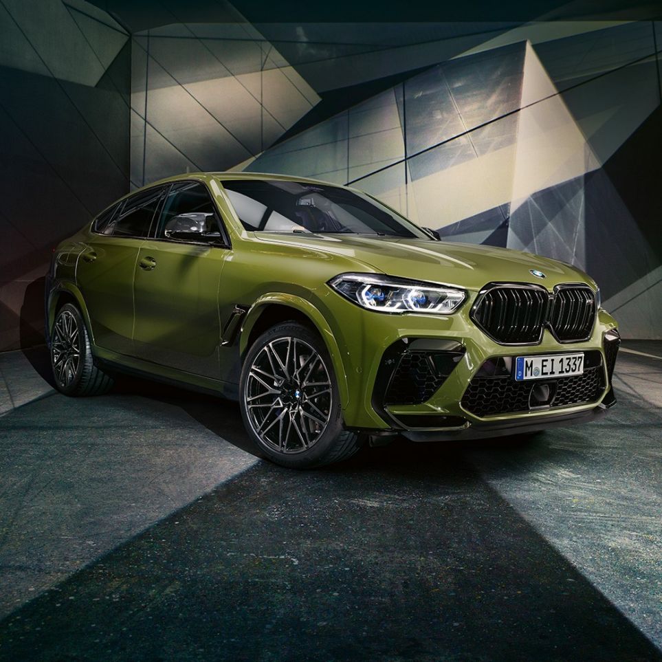 M neerukujuline iluvõre mudelil BMW X6 M Competition M neerukujuline iluvõre mudelil BMW X6 M Competition F96 toonis BMW Individual Special Paint Urban Green, SUV, 3/4 eestvaade
