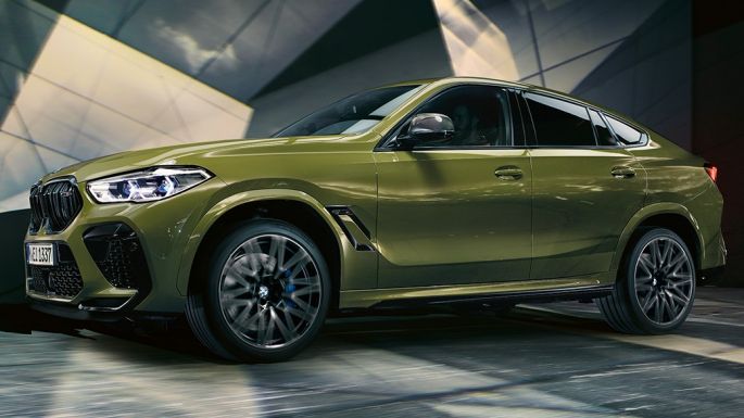 BMW X6 M Competition, külgvaade M-kergmetallvelgedega BMW X6 M Competition F96 toonis BMW Individual Special Paint Urban Green, külgvaade