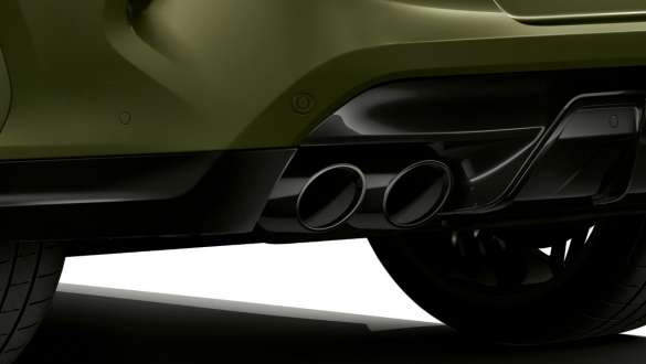 Summutitorude äärised mudelil BMW X6 M Competition F96 Summutitorude äärised toonis Black Chrome, BMW X6 M Competition F96, maastur toonis BMW Individual Special Paint Urban Green, välisilme