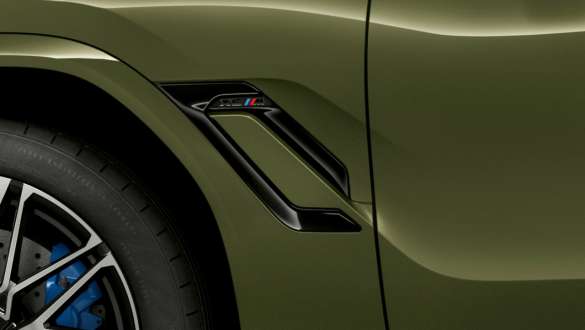 M-i külgmised õhuavad mudelil BMW X6 M Competition F96 M-i külgmised õhuavad, BMW X6 M Competition F96 2020, maastur toonis BMW Individual Special Paint Urban Green, välisilme