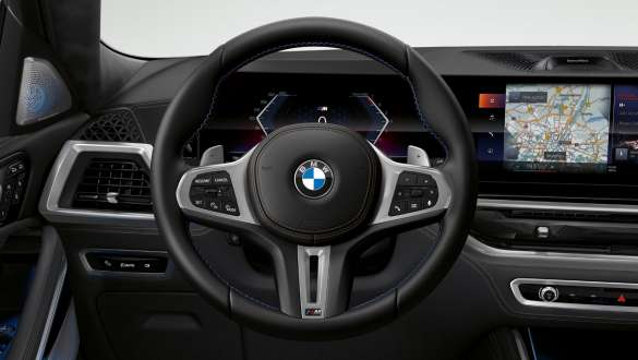 BMW X6 M60i xDrive G06 MP, nahkkattega M-rool filename.jpg_image_alt_text> (should include keyword) BMW X6 M60i xDrive G06 MP, nahkkattega M-rool, lähivõte