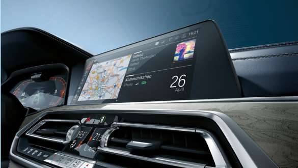 BMW Live Cockpit Professionaliga BMW X7 M-mudel BMW X7 M-mudeli BMW Live Cockpit Professional nurga all võte, G07