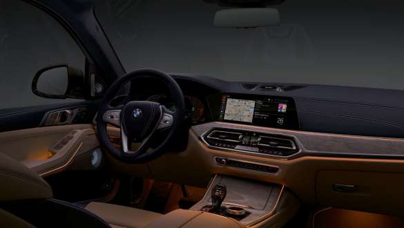 Digitaalse võtmega BMW X7 M-mudel BMW X7 M-mudel, digitaalne võti: mees hoiab oma nutitelefoni sõiduki ukse juures, G07