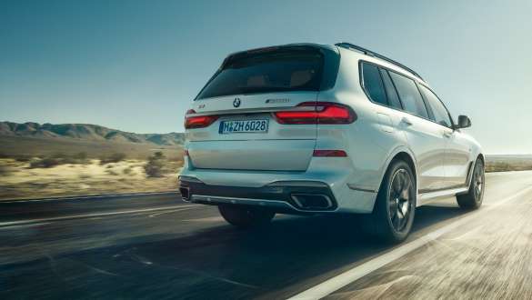 Executive Drive Proga BMW X7 M-mudel Executive Drive Pro vedrustuse reguleerimise süsteemiga BMW X7 M-mudel, G07, 3/4 tagantvaade