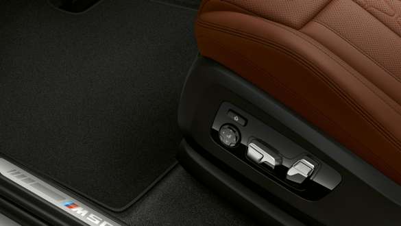 Multifunktsionaalsete M-istmetega BMW X7 M-mudel Multifunktsionaalsete M-istmetega BMW X7 M-mudeli salong, G07