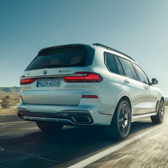 BMW X7 M50i, 3/4 tagantvaade BMW X7 M50i Mineral White, 3/4 tagantvaade, G07, 2019