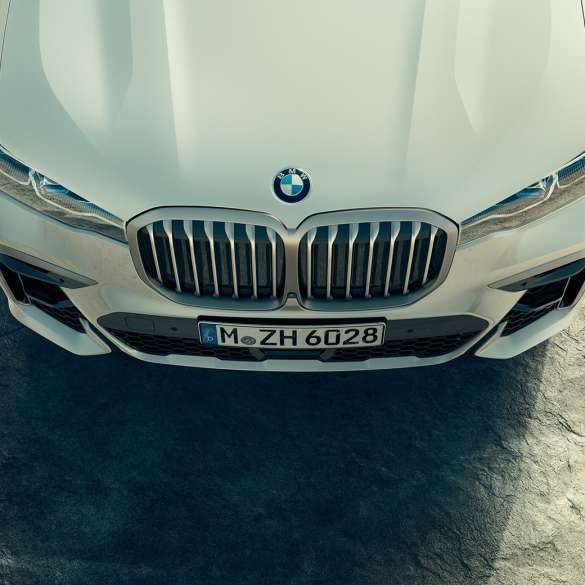 BMW X7 M-mudelid, eestvaade BMW neerukujulise iluvõrega BMW X7 M50i esiosa ja mootorikapott ülaltvaates, G07, 2019