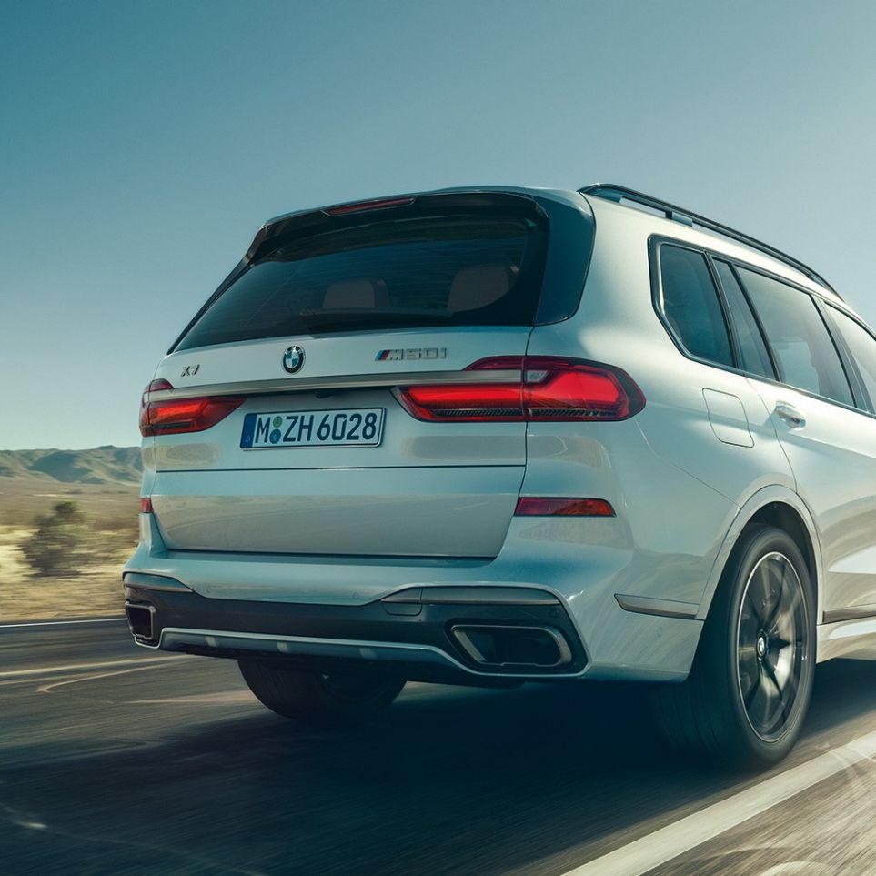 BMW X7 M50i, tagantvaade BMW X7 M50i Mineral White, sõidus, tagantvaade, G07, 2019