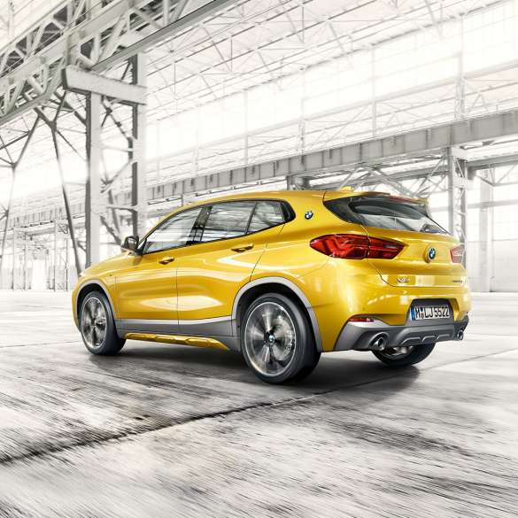 BMW X2 F39, kolm neljandikku külgvaade BMW X2 2018 F39, Galvanic Gold metallik, kolm neljandikku külgvaade