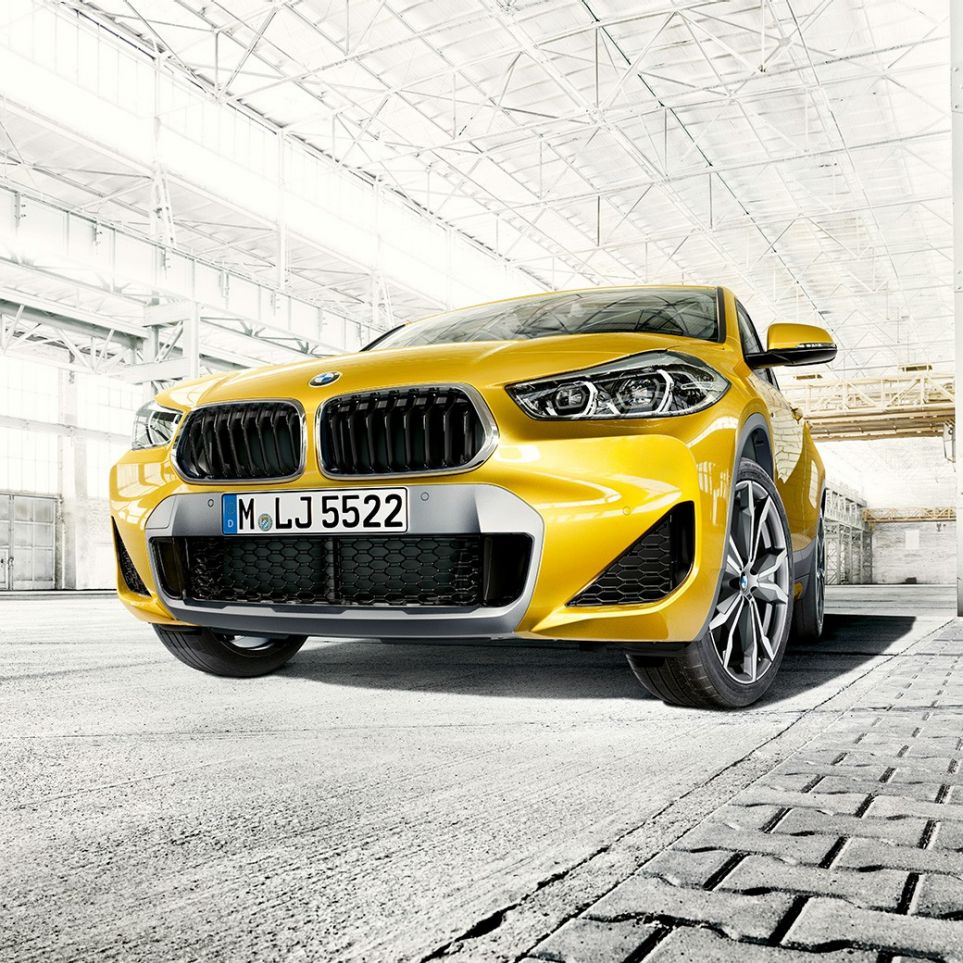 BMW X2 F39, kaheosaline neerukujuline iluvõre BMW X2 2018 F39, Galvanic Gold metallik, kaheosaline neerukujuline iluvõre, eestvaade