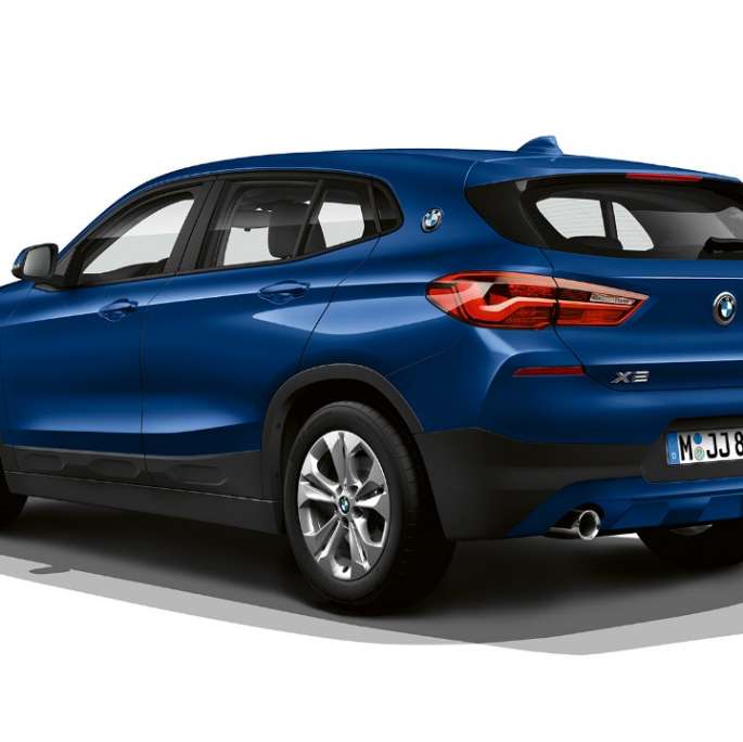 BMW X2 sDrive20i Advantage, kolm neljandikku tagantvaade BMW X2 sDrive20i Advantage 2018 F39 Mediterranean Blue metallik, kolm neljandikku tagantvaade