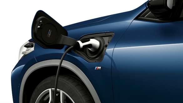 Laadimispesa luugi lähivõte, külgvaade, BMW X2 xDrive25e pistikhübriid BMW X2 xDrive25e pistikhübriid F39 2020, külgvaade, lähivõte