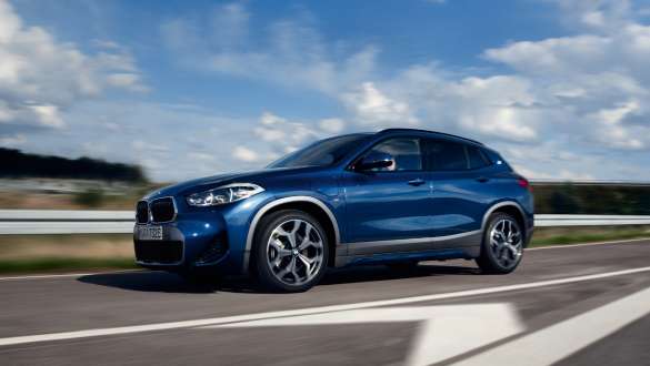 Pistikhübriid BMW X2 xDrive25e F39 kolm neljandikku külgvaade, sõitmas Pistikhübriid BMW X2 xDrive25e F39 kolm neljandikku külgvaade, tänaval sõitmas