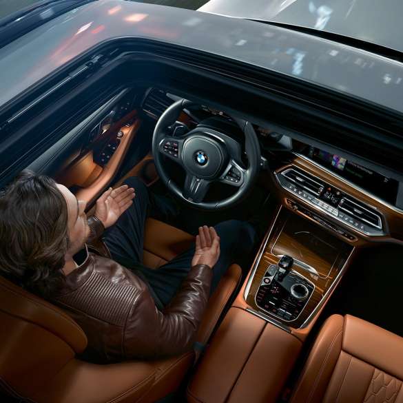 Vaade läbi klaasist panoraamkatuse, BMW X5 BMW X5 G05 2018 toonis Mineral White metallik, ülaltvaade läbi klaasist panoraamkatuse