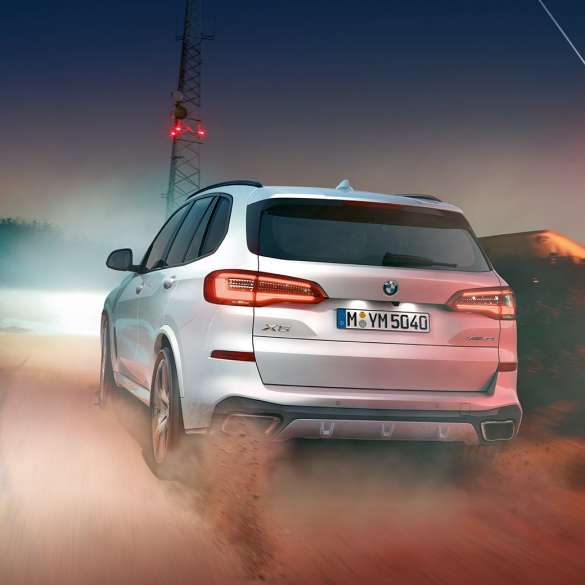 BMW X5 xDrive40i, tagantvaade BMW X5 xDrive40i G05 2018 toonis Mineral White metallik, tagantvaade