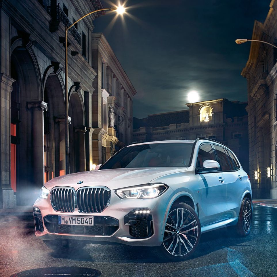 BMW X5, 3/4 eestvaade BMW X5 G05 2018 toonis Mineral White metallik, 3/4 eestvaade, öösel seismas